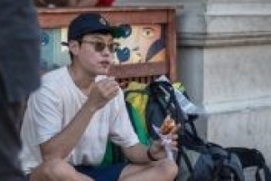 ‘트래블러’ 류준열, 비냘레스 도착..인형에 숨겨진 놀라운 이야기는?