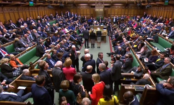 영국 하원의원들이 27일(현지시간) 오후 의사당에서 테레사 메이 정부의 브렉시트 계획 결의안 및 의원들의 수정안에 대한 표결을 실시하고 있다. 런던 AFP 연합뉴스   	 
