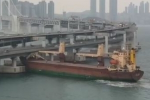 러시아 화물선, 광안대교 충돌…1개 차로 통제