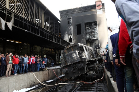 이집트 기차, 연료탱크와 충돌… 최소 25명 사망 