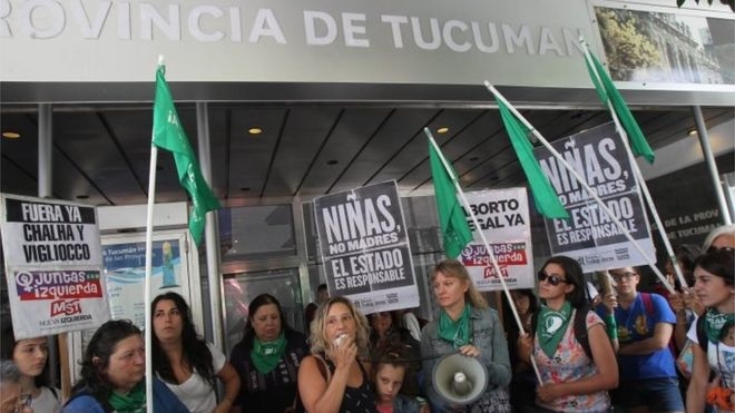 아르헨티나 여성들이 25일(현지시간) 부에노스아이레스의 투쿠만 주정부 청사 앞에서 ‘소녀들이 어머니가 되면 안된다. 주정부가 책임져라’고 적힌 플래카드를 든 채 시위를 벌이고 있다. 부에노스아이레스 EPA 연합뉴스 