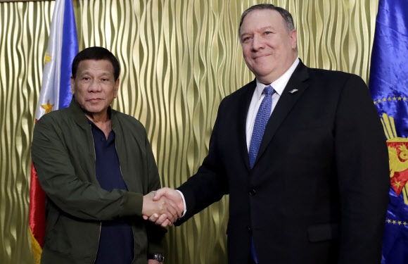 마이크 폼페이오(오른쪽) 미국 국무장관이 28일 베트남 하노이에서 2차 북미정상회담을 마친뒤 필리핀 마닐라 인근 빌라모 공군기지를 방문해 로드리고 두테르테(왼쪽) 필리핀 대통령과 악수를 나누고 있다. 마닐라 EPA 연합뉴스    