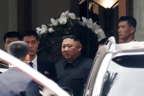 김정은 북한 국무위원장이 1일 베트남 하노이 멜리아 호텔에서 나오고 있다. 로이터 연합뉴스