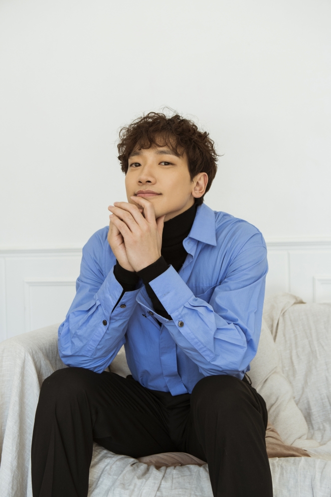 영화 ‘자전차왕 엄복동’에서 엄복동을 연기한 배우 정지훈은 “박지성 선수나 김연아 선수가 그랬듯 엄복동은 힘든 시절 국민의 애환을 달래준 인물이라고 생각한다”면서 “널리 알려졌으면 좋겠다는 바람에 이번 작품에 참여하게 됐다”고 말했다. 레인컴퍼니 제공 