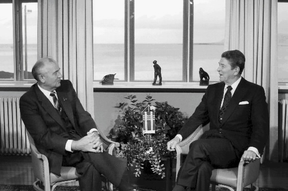 1986년 10월 아이슬란드 레이캬비크에서 만난 로널드 레이건 미국 대통령과 미하일 고르바초프 소련 공산당 서기장. 서울신문 DB