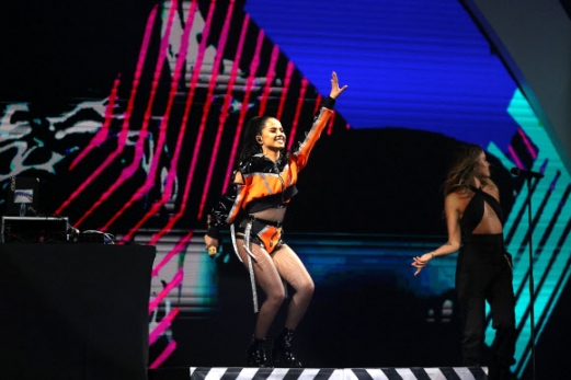 가수 베키 지(Becky G)가 1일(현지시간) 칠레에서 열린 제60회 비나델마르 국제 뮤직 페스티벌에서 공연을 펼치고 있다. <br>AFP 연합뉴스