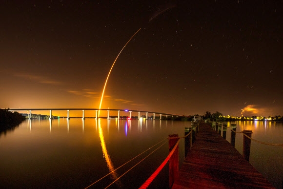 2일 미국 플로리다주 케네디센터에서 발사돼 우주를 향해 날아가는 스페이스X 로켓 시험발사 순간을 베로 비치에서 촬영한 사진이다. 베로 비치 로이터 연합뉴스