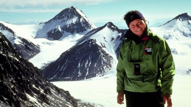 실종된 톰 발라드의 어머니 앨리슨 하그레이브스도 1995년 파키스탄 K2 등정 후 하산하다 조난돼 목숨을 잃었다. 사진은 같은 해 에베레스트 정상 도전에 성공한 뒤의 모습 PA통신 자료사진