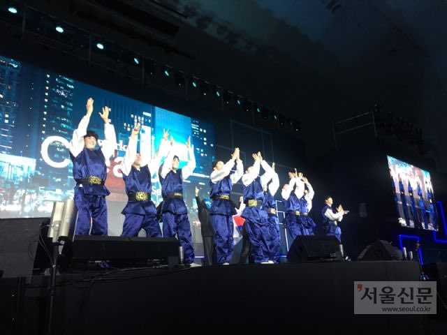 위워크 크리에이터 어워즈 시상식 후 진행된 파티에서 진조크루팀이 축하공연을  하고 있다. 진조크루팀 제공