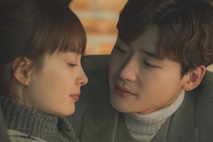 ‘로맨스는 별책부록’ 이나영♥이종석, 달콤 데이트 포착 ‘초밀착’