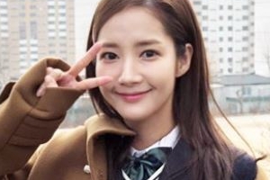 “드라마 스포”...박민영, 교복 입은 모습 포착 ‘동안 미모’