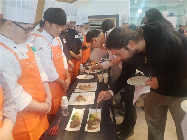 전주 내추럴와인 푸드 경연 대회에 출품된 음식들을 맛보고 있는 생산자들.