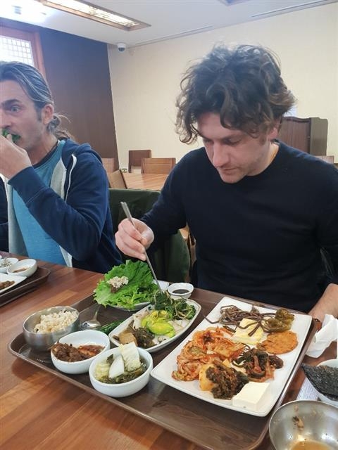 전주 친환경·로컬 음식을 먹고 있는 이탈리아 내추럴와인 생산자 다비드.