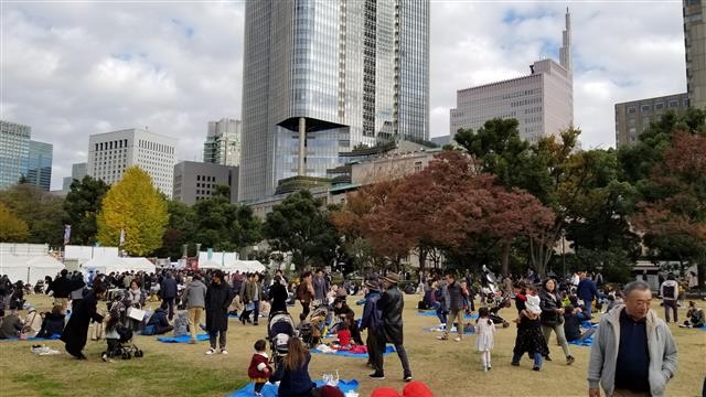 오는 4월 말~5월 초 10일에 걸친 장기 연휴가 예정되면서 일본 사회에 기대와 우려가 교차하고 있다. 사진은 휴일을 맞아 나온 사람들로 붐비는 도쿄 히비야 공원.