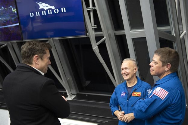 일론 머스크(왼쪽) 스페이스X 창업자가 이르면 7월 첫 상업 우주비행에 나설 우주비행사로 선발된 더그 헐리(가운데), 밥 벤켄과 얘기를 나누고 있다. NASA 제공