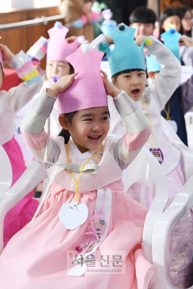 4일 오전 서울 종로구 서울재동초등학교에서 열린 입학식에서 신입생 어린이들이 교장선생님께 하트로 인사하고 있다. 2019.3.4.  도준석 기자 pado@seoul.co.kr