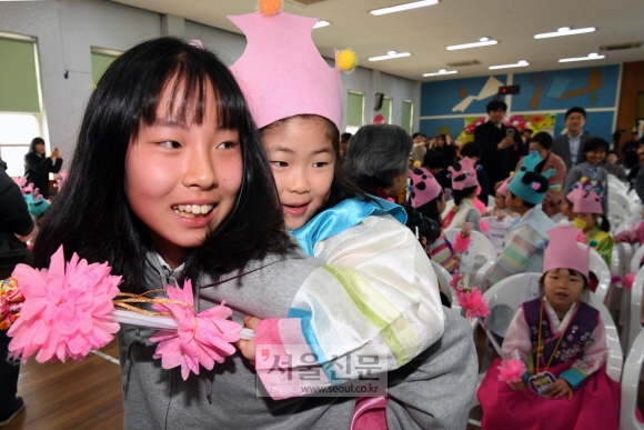 4일 오전 서울 종로구 서울재동초등학교에서 열린 입학식에서 6학년 선배가 신입생 어린이를 업어주고 있다. 2019.3.4.  도준석 기자 pado@seoul.co.kr