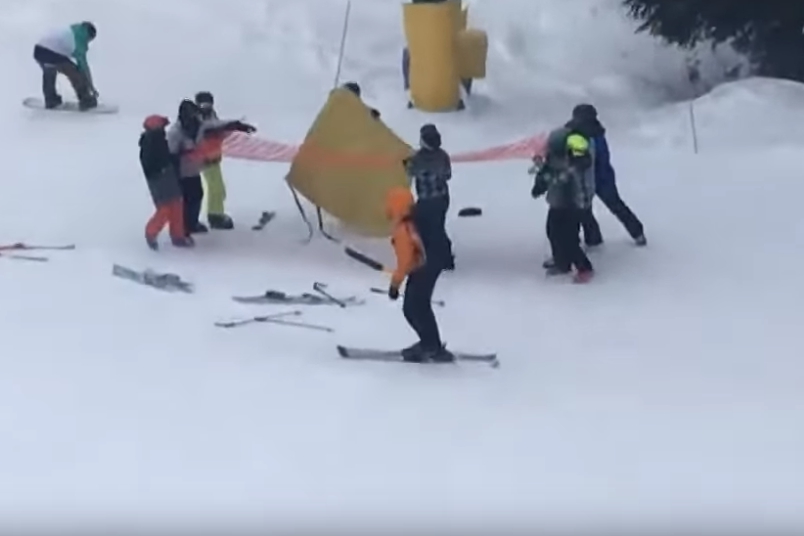 스키장 리프트에서 미끄러진 8살 소년 구한 10대들