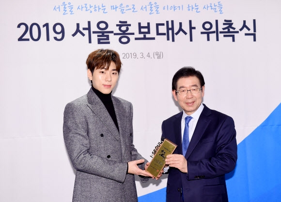 가수 지코가 4일 오후 서울시청에서 열린 2019 서울 홍보대사 위촉식에서 박원순 시장에게 위촉패를 받고 있다. 2019.3.4  연합뉴스