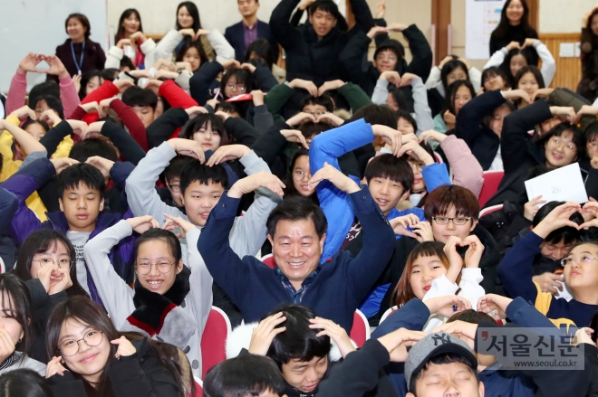 박승원(가운데) 광명시장이 학생과 대화장에서 하트모양을 그리고 있다. 광명시 제공