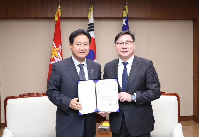 4일 국방부 접견실에서 이화영 경기도 평화부지사(오른쪽)와 서주석 국방부 차관이 ‘북한군 묘역 관리권한 이관 업무협약’을 체결한후 기념촬영을 하고 있다. 
