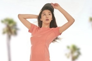 전지현, 아웃도어룩 완벽 소화하는 탄탄 몸매 ‘상큼 매력’