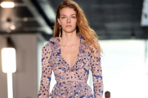 [포토] 하늘거리는 의상 ‘화사한 패션쇼’