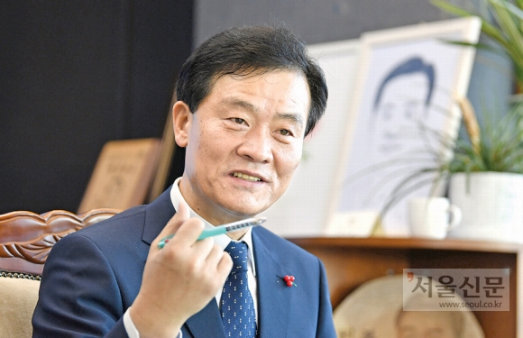 이승로 성북구청장이 5일 서울신문과의 인터뷰에서 심우장 등 성북구의 항일 유산에 대해 얘기하고 있다.  박지환 기자 popocar@seoul.co.kr