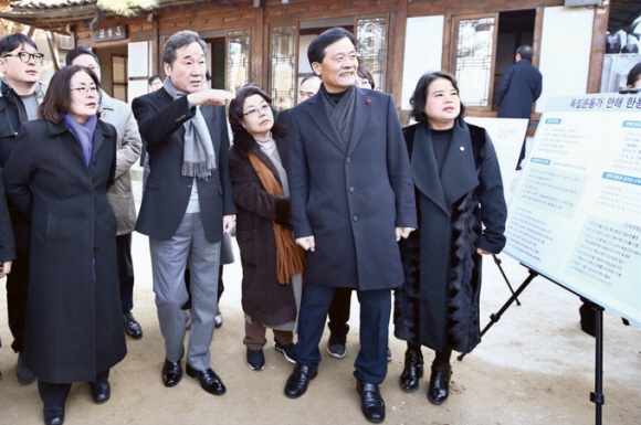 이낙연(왼쪽 두 번째) 국무총리가 지난달 17일 심우장을 방문, 이승로(왼쪽 네 번째) 구청장의 설명을 들으며 심우장을 둘러보고 있다.  성북구 제공