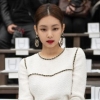 블랙핑크 제니, 역시 인간샤넬 ‘파리 패션위크 당당한 모습’