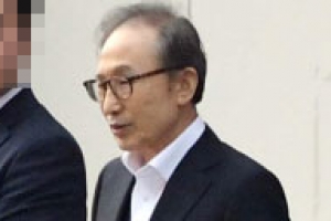 [서울포토] ‘밝은 표정’ 이명박 전 대통령, 벽에 기대지 않고 구치소 나와