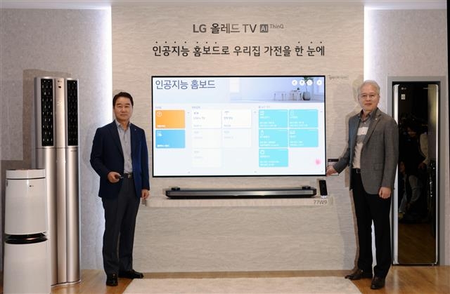 최상규(왼쪽) LG전자 한국영업본부장, 권봉석 MC·HE사업본부장이 6일 서울 마곡 LG사이언스파크에서 열린 2019년 LG TV 신제품 발표 행사에서 ‘LG 시그니처 올레드 TV W’ 제품을 소개하고 있다.  LG전자 제공