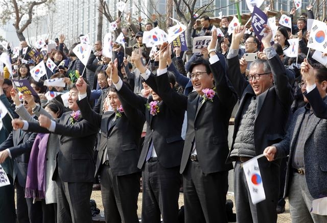 박성수(앞줄 오른쪽 세 번째) 서울 송파구청장이 지난 1일 석촌호수변에서 열린 ‘3·1운동 100주년 기념 문화제’에서 참석자들과 함께 만세 삼창을 하고 있다. 송파구 제공