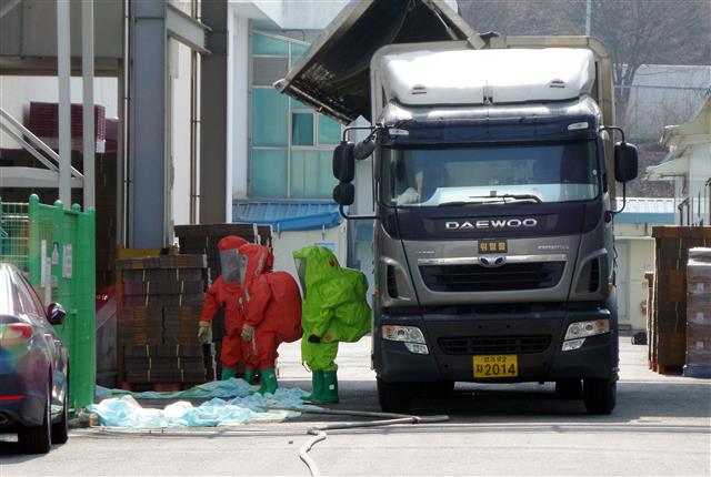 7일 오전 9시42분쯤 충북 음성군 육가공 공장에서 암모니아 가스가 누출돼 관계자들이 암모니아 제거 작업을 하고 있다. 가스를 마신 직원 20명이 어지럼증을 호소하며 병원으로 옮겨져 치료를 받고 있다. 2019.3.7<br>뉴스1