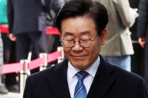 [포토] 고개 숙인채 8차 공판 출석하는 이재명 경기도지사