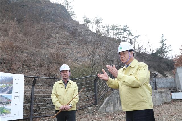 지난 6일 서울 관악구 대학동 관악산입구에서 박준희(오른쪽) 관악구청장이 경사지 낙석방지망의 상태를 점검한 뒤 해빙기 안전 점검의 중요성을 강조하고 있다.  관악구 제공