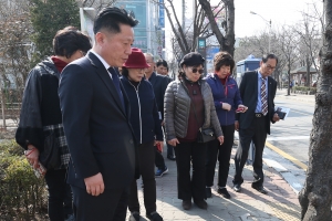 “초등생 보행로 안전점검하고 자원봉사자 만나 애로점 청취” 장덕천 시장, 현장 소통 행보