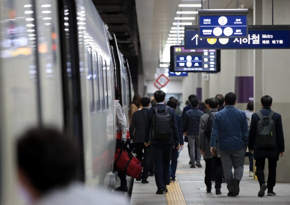 8일 오전 서울 수서역에 정차한 SRT 출근열차에서 시민들이 내려 출근길을 재촉하고 있다. 동탄∼수서 SRT 출근열차는 이용 승객이 적어 2017년 4월 운행을 중단됐지만, 동탄 주민들이 불편을 호소해 이날부터 운행이 재개됐다. 이 열차는 평일 오전 7시 38분 동탄역을 출발해 오전 7시 55분 수서역에 도착하는 1편만 운행한다. 2019.3.8  연합뉴스