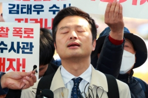 [포토] 불만스러운 표정으로 질문에 답하는 김태우 전 수사관