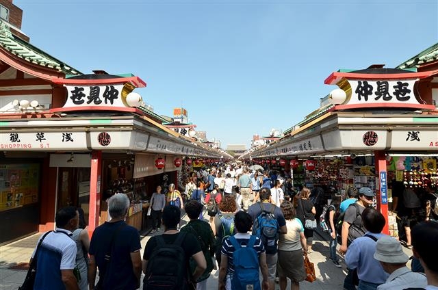 관광객들로 붐비는 일본 도쿄 아사쿠사의 ‘나카미세도리’. 이곳 인근의 ‘이치후쿠코지’와 ‘덴보인도리’에서는 먹으면서 보행하는 것이 금지돼 있다. 2019.3.9.