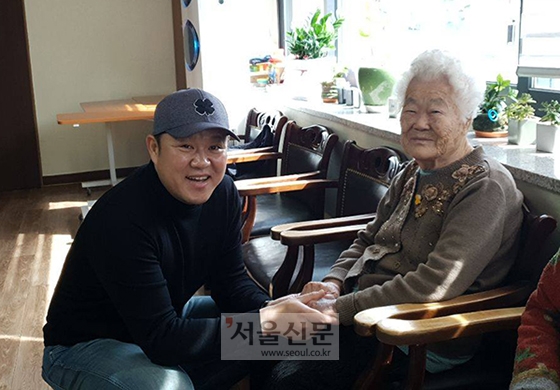 지난 9일 일본군 ‘위안부’ 피해자 쉼터인 나눔의 집을 방문한 방송인 김구라씨가 이옥선 할머니와 사진을 찍고 있다. [사진출처=나눔의 집 페이스북]