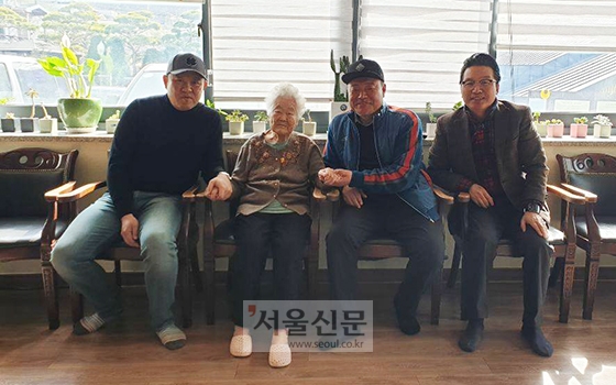 지난 9일 방송인 김구라씨와 가수 김흥국씨가 함께 일본군 ‘위안부’ 피해자 쉼터인 나눔의 집을 방문해 할머니들과 기념사진을 찍고 있다. 사진 왼쪽부터 김구라, 이옥선 할머니, 김흥국, 안신권 나눔의 집 소장. [사진출처=나눔의 집 페이스북]