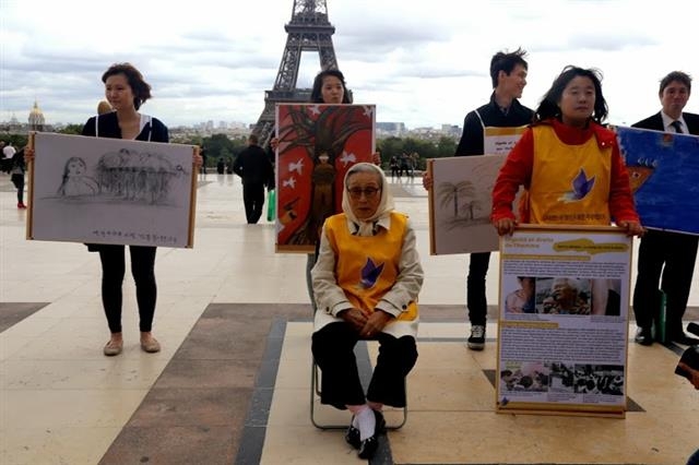 2013년 11월 프랑스 파리 에펠탑 앞에서 열린 일본군 성노예 문제 해결을 위한 수요시위 모습. 가운데가 김복동 할머니, 오른쪽이 윤미향 정의기억연대 이사장.  정의기억연대 제공