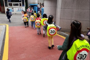 강서 “모든 초교 1학년에 가방안전덮개 보급”