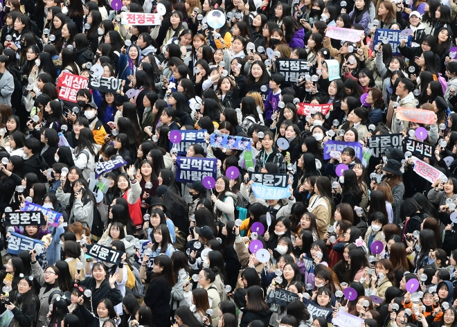 10일 서울광장에서 열린 ‘런 아미 인 액션’ 행사에 참석한 ‘아미’(팬덤명)들이 방탄소년단 멤버들의 이름이 적힌 슬로건과 ‘아미밤’(공식 응원봉)을 흔들고 있다.
