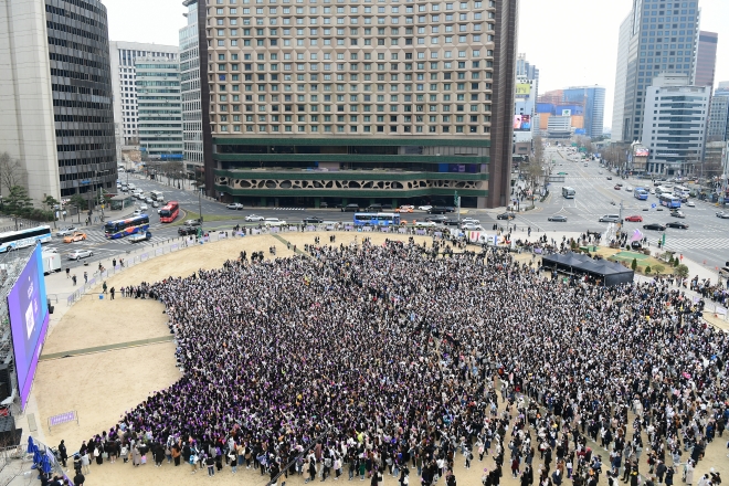10일 ‘런 아미 인 액션’ 행사에 참가한 방탄소년단 팬 1만명이 서울광장을 가득 메우고 있다.