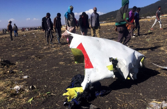 에티오피아항공 관계자들이 10일 수도 아디스아바바 부근 비쇼프투시에서 추락한 에티오피아항공소속 보잉 737 맥스 여객기의 기체에서 떨어져 나온 잔해를 수색하고 있다. 추락기에는 30개 국적의 승객 및 유엔 여권 소지자 등 157명이 타고 있었으나 전원 사망한 것으로 알려졌다.  비쇼프투시 로이터 연합뉴스