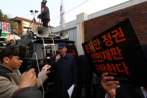 극우단체로 둘러싸인 전두환 자택…싸늘한 민심과는 ‘괴리’