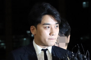 ‘승리 카톡방’ 연예인 줄줄이 경찰 소환…유착 수사는 아레나로 확대