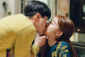 “1화 1키스” 이동욱♥유인나, 사무실~식탁 ‘레전드 키스신3’